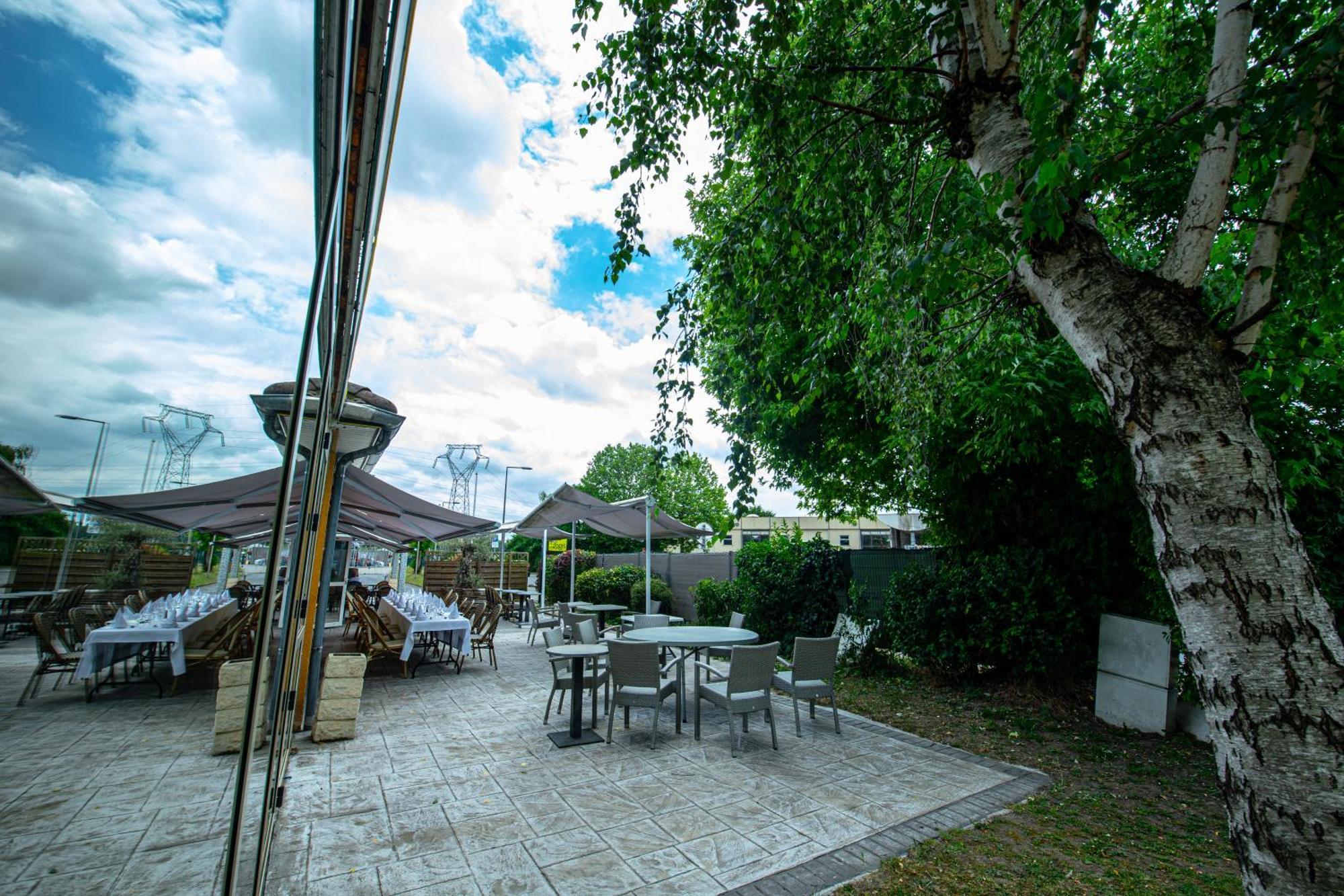 Logis Hotel - Le Relais Du Parisis Villeparisis Exterior photo