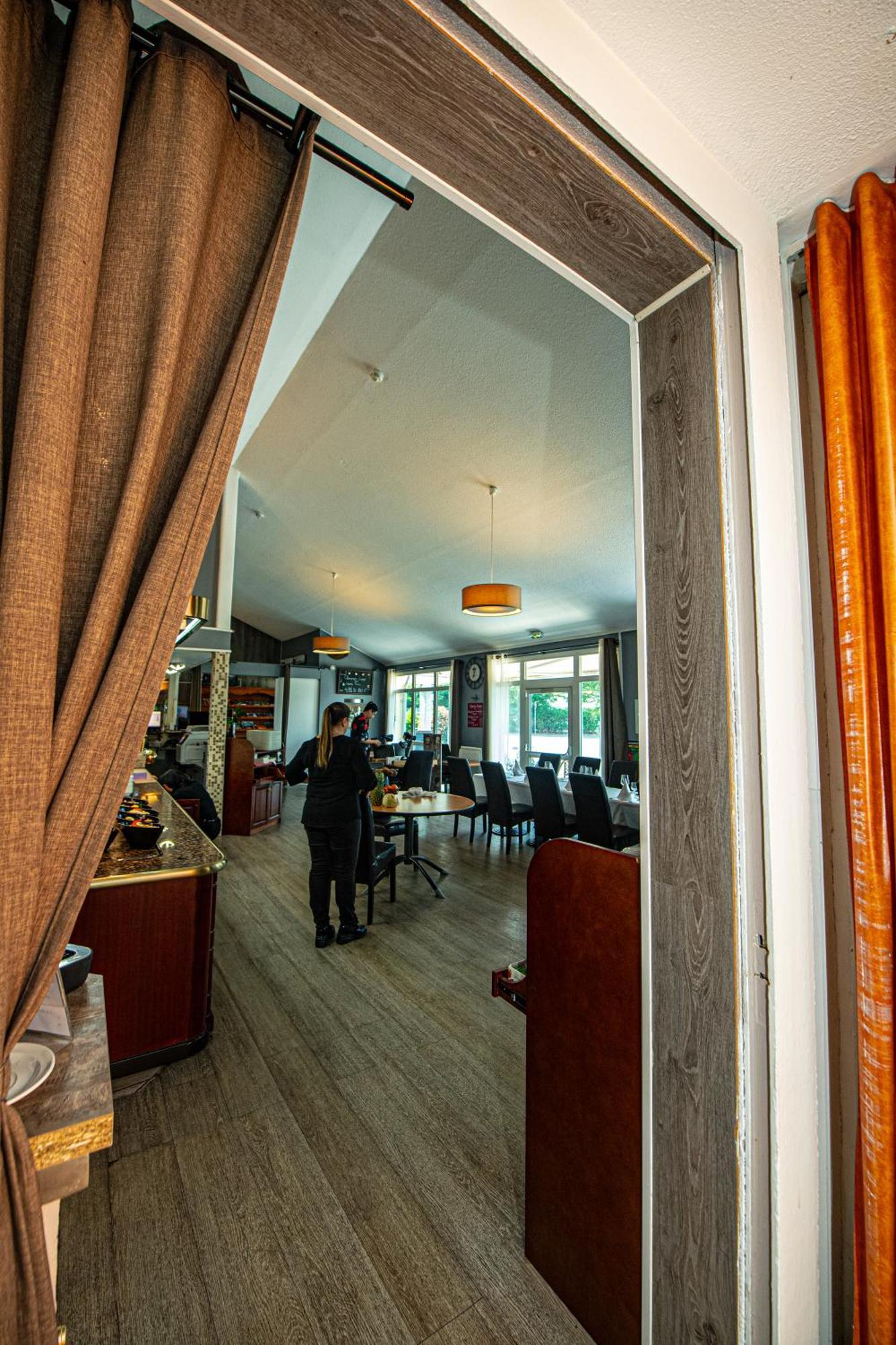 Logis Hotel - Le Relais Du Parisis Villeparisis Exterior photo