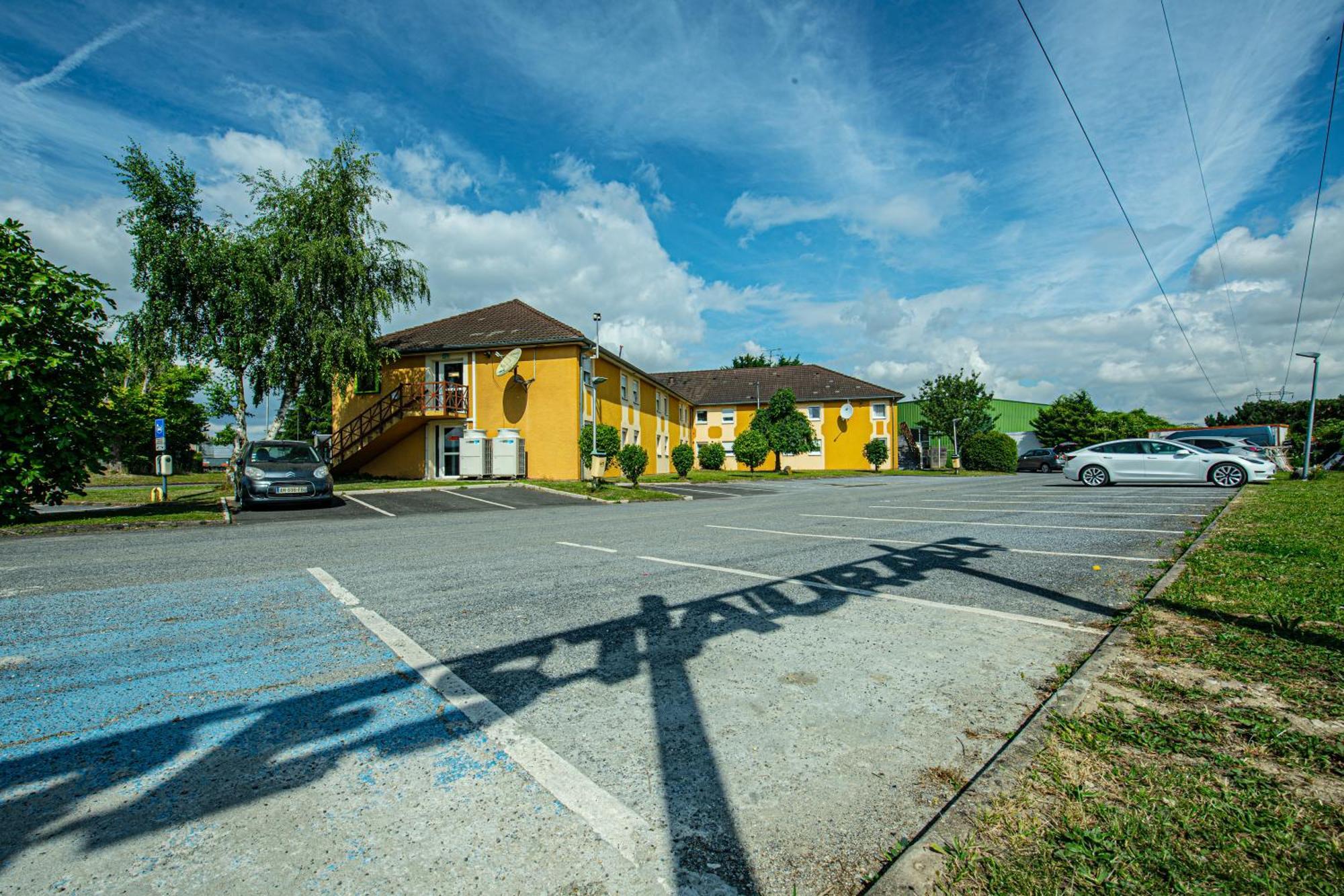 Logis Hotel - Le Relais Du Parisis Villeparisis Exterior photo