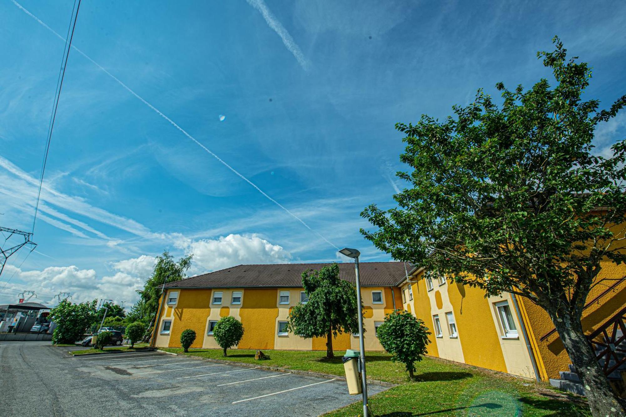 Logis Hotel - Le Relais Du Parisis Villeparisis Exterior photo